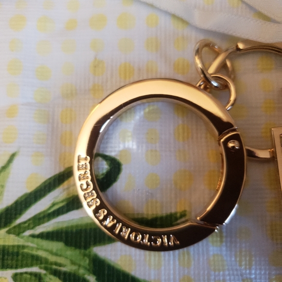 VICTORIA SECRET KEY CHAIN  EAR BUD FLORAL CASE NWT - Picture 2 of 6